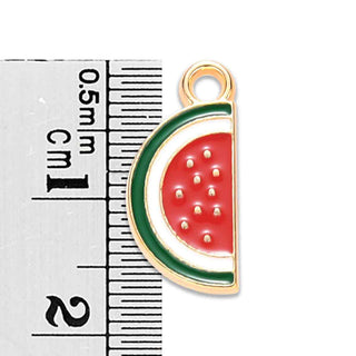 Colgantes de aleación esmaltado, rebanada de sandía roja en base de color oro claro. 17x8x2 mm.
