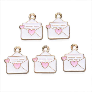 Colgantes en forma de carta con corazón en aleación esmaltada.