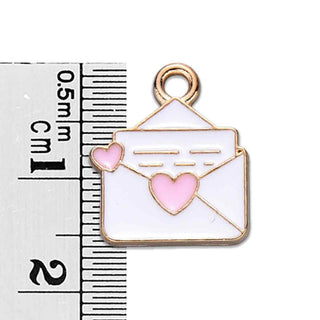 Colgantes en forma de carta con corazón en aleación esmaltada.