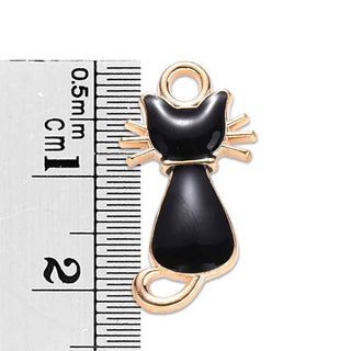 Gato en aleación esmaltada con base de oro suave y elegante color negro. 22x12x3mm.