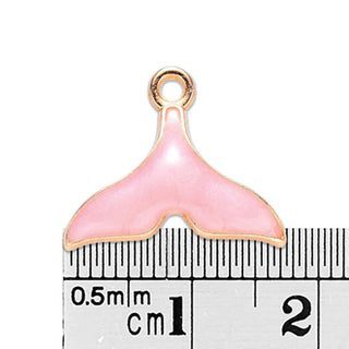 Colgantes de aleación esmaltado en forma de cola de ballena o sirena. 15x17.5x3 mm.