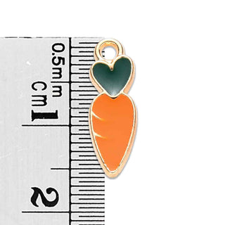 Colgantes esmaltados de aleación en forma de pequeñas y vistosas zanahorias. 16x5x1.5 mm.