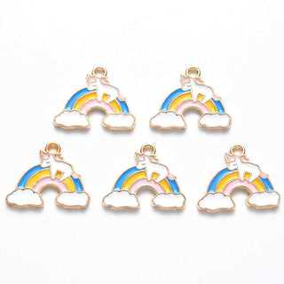 Encantadores colgantes de aleación esmaltados, unicornio sobre arcoíris. 16.5x20x1.5 mm.
