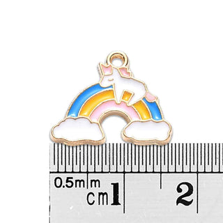 Encantadores colgantes de aleación esmaltados, unicornio sobre arcoíris. 16.5x20x1.5 mm.