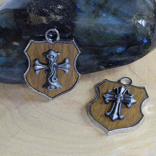 Colgante en forma de escudo de aleación con diferentes diseños y aplicación imitación madera café, 34x26x4~6 mm.