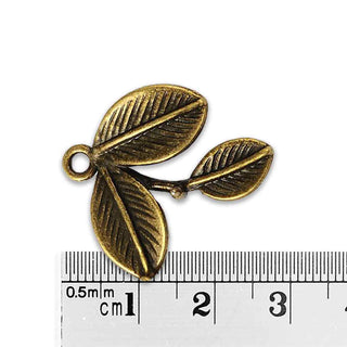 Dije Hoja con Apéndice para Abalorio Medio Perforado Tono Bronce Envejecido 28x25x3mm | 3 uds.