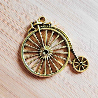 Colgante de aleación tamaño grande, bicicleta antigua, disponible en tes tonos, 53×46.5×2 mm.