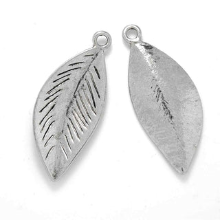 Maxi Dije Hoja Estilo Tibetano de Aleación Tono Plata Envejecida 50x21mm | 1 ud