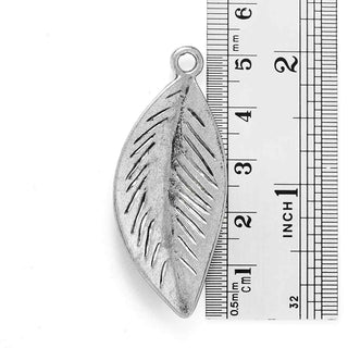 Maxi Dije Hoja Estilo Tibetano de Aleación Tono Plata Envejecida 50x21mm | 1 ud