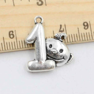 Dije Niño Primer Cumpleaños Estilo Tibetano de Aleación Tono Plata Envejecida 22x20mm | 3 uds