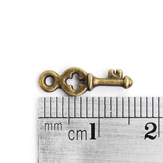 Dije Llave Pequeña con Diamante y Trébol Estilo Tibetano de Aleación Tono Bronce Envejecido 16x4x1,5mm | 20 uds