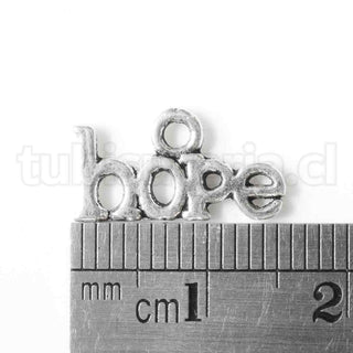 Colgante estilo tibetano, pequeño dije con la palabra "hope" Esperanza, 15x8x1mm.