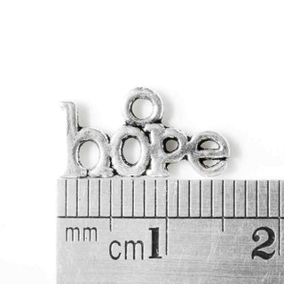 Colgante estilo tibetano, pequeño dije con la palabra "hope" Esperanza, 15x8x1mm.