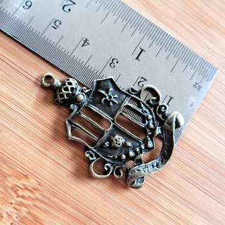 Dije Escudo Antiguo Tono Bronce Envejecido 43x31x3mm | 1 ud.