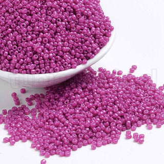 Mostacilla 8/0, color sólido horneado, opciones de color para seleccionar, tamaño aproximado 3 mm de diámetro.