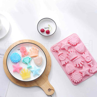 Moldes de silicona aptos para uso alimentario, ideales para fondant, repostería, chocolate, caramelos, galletas, resina UV y resina epoxi, y para la elaboración de joyas, medallas y coronas. 237x165x17 mm.