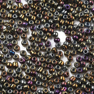 Mostacilla 8/0, cuentas de vidrio negro con visos cobre,bronce y púrpura, tamaño 3 mm de diámetro, agujero 1 mm.