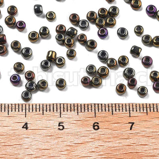 Mostacilla 8/0, cuentas de vidrio negro con visos cobre,bronce y púrpura, tamaño 3 mm de diámetro, agujero 1 mm.