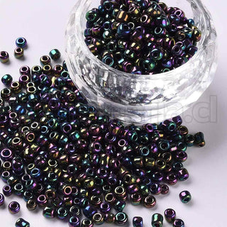 Mostacilla 8/0, cuentas de vidrio negro con visos verde/violeta, tamaño 3 mm de diámetro, agujero 1 mm.