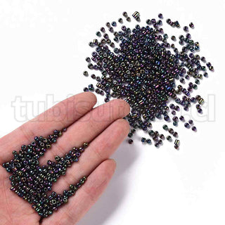 Mostacilla 8/0, cuentas de vidrio negro con visos verde/violeta, tamaño 3 mm de diámetro, agujero 1 mm.