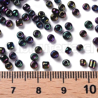 Mostacilla 8/0, cuentas de vidrio negro con visos verde/violeta, tamaño 3 mm de diámetro, agujero 1 mm.