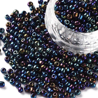 Mostacilla 8/0, cuentas de vidrio negro con visos azules pavo real, tamaño 3 mm de diámetro, agujero 1 mm.