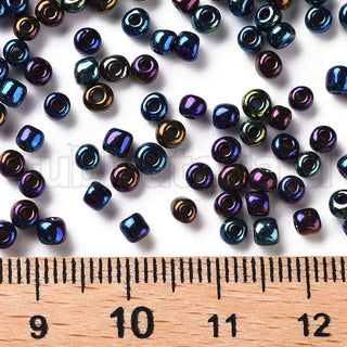 Mostacilla 8/0, cuentas de vidrio negro con visos azules pavo real, tamaño 3 mm de diámetro, agujero 1 mm.