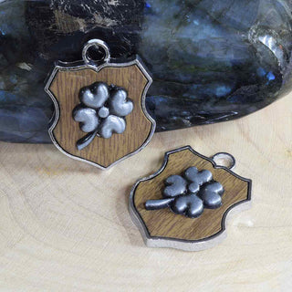 Colgante en forma de escudo de aleación con diferentes diseños y aplicación imitación madera café, 34x26x4~6 mm.