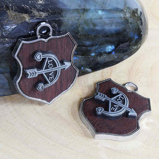 Colgante en forma de escudo de aleación con diferentes diseños y aplicación en cuero café, 34x26x4~6 mm.