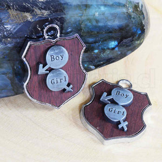 Colgante en forma de escudo de aleación con diferentes diseños y aplicación en cuero café, 34x26x4~6 mm.