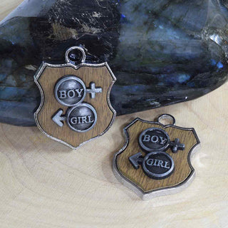 Colgante en forma de escudo de aleación con diferentes diseños y aplicación imitación madera café, 34x26x4~6 mm.