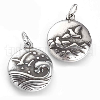 Colgantes de acero inoxidable 316, redondos y planos, con diseño tallado, color plata envejecida, 29x20x3 mm.