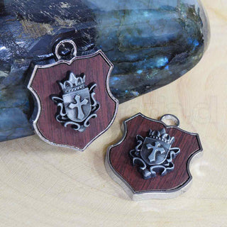 Colgante en forma de escudo de aleación con diferentes diseños y aplicación en cuero café, 34x26x4~6 mm.