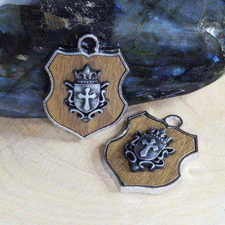 Colgante en forma de escudo de aleación con diferentes diseños y aplicación imitación madera café, 34x26x4~6 mm.