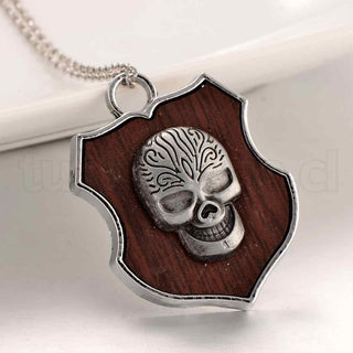 Colgante en forma de escudo de aleación con diferentes diseños y aplicación en cuero café, 34x26x4~6 mm.