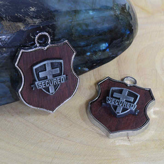Colgante en forma de escudo de aleación con diferentes diseños y aplicación en cuero café, 34x26x4~6 mm.
