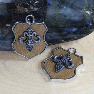 Colgante en forma de escudo de aleación con diferentes diseños y aplicación imitación madera café, 34x26x4~6 mm.