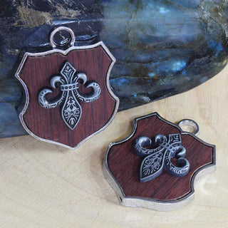 Colgante en forma de escudo de aleación con diferentes diseños y aplicación en cuero café, 34x26x4~6 mm.