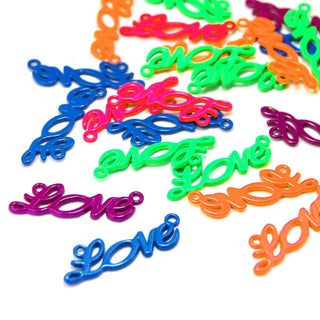 Enlace colgante de aleación esmaltado, palabra "love", color flúor, 33x10x2mm.