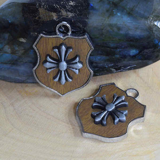 Colgante en forma de escudo de aleación con diferentes diseños y aplicación imitación madera café, 34x26x4~6 mm.