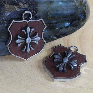 Colgante en forma de escudo de aleación con diferentes diseños y aplicación en cuero café, 34x26x4~6 mm.