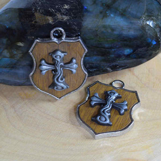 Colgante en forma de escudo de aleación con diferentes diseños y aplicación imitación madera café, 34x26x4~6 mm.