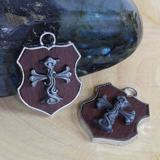 Colgante en forma de escudo de aleación con diferentes diseños y aplicación en cuero café, 34x26x4~6 mm.
