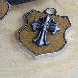 Colgante en forma de escudo de aleación con diferentes diseños y aplicación imitación madera café, 34x26x4~6 mm.