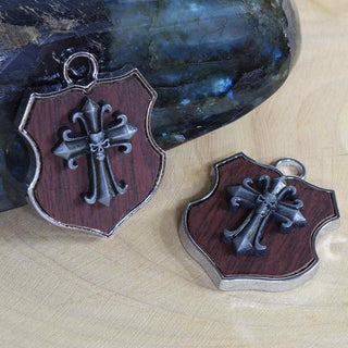 Colgante en forma de escudo de aleación con diferentes diseños y aplicación en cuero café, 34x26x4~6 mm.