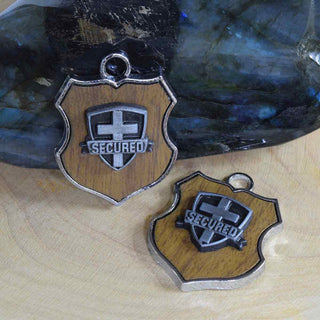 Colgante en forma de escudo de aleación con diferentes diseños y aplicación imitación madera café, 34x26x4~6 mm.