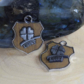 Colgante en forma de escudo de aleación con diferentes diseños y aplicación imitación madera café, 34x26x4~6 mm.