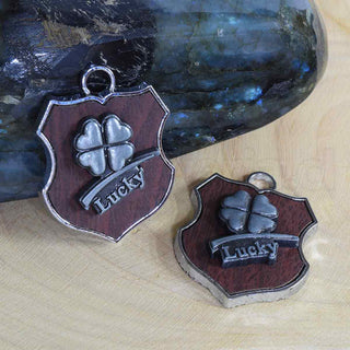 Colgante en forma de escudo de aleación con diferentes diseños y aplicación en cuero café, 34x26x4~6 mm.